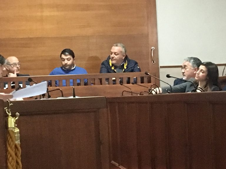 Somma Vesuviana, l’opposizione fa ricorso al Tar: «Bilancio illegittimo». E la maggioranza lo approva per la seconda volta