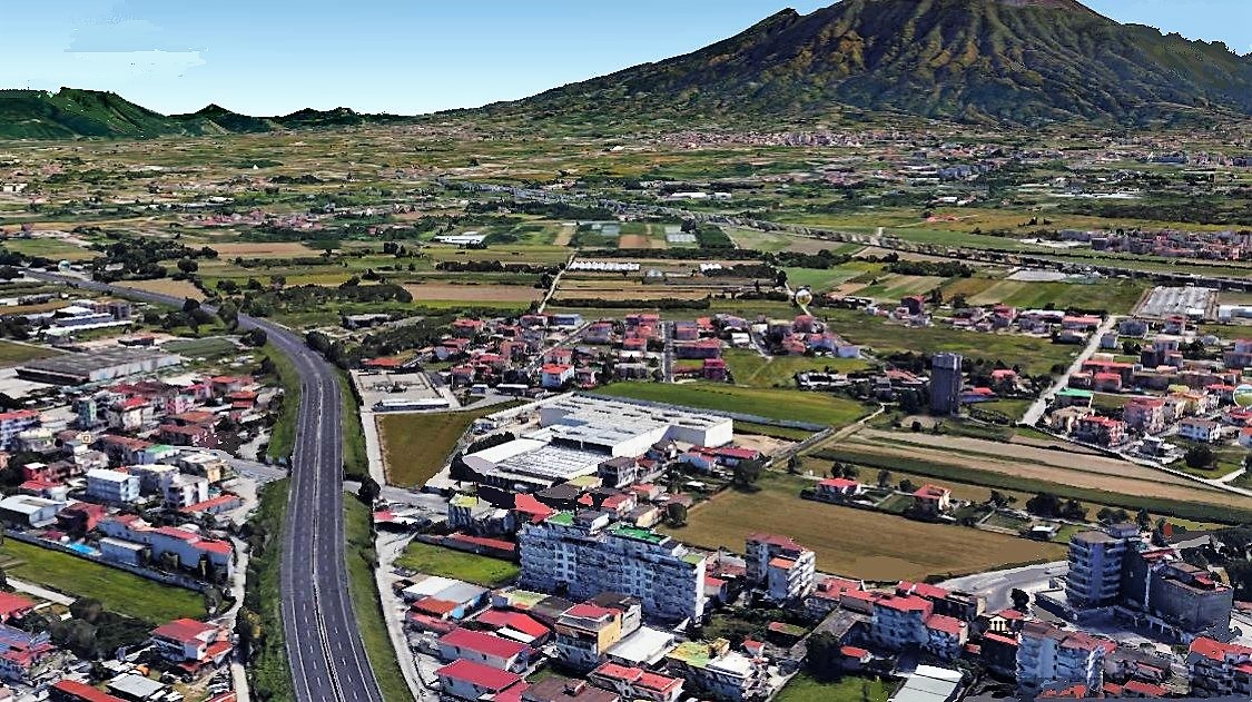 al centro l'impianto in cui è stato effettuato il sequestro di cibi infettati