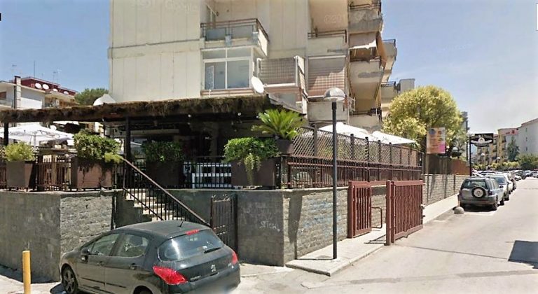 Colpo alla movida di San Giorgio: i NAS chiudono per abusivismo la veranda del Botanys. E a Portici interdizioni in una pizzeria: scarsa igiene