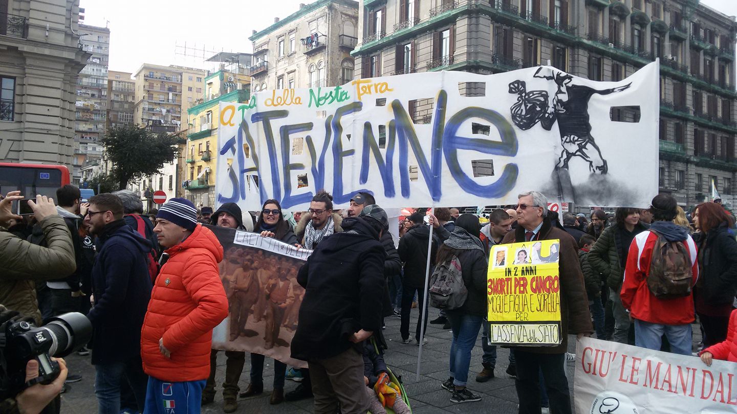 Terra dei Fuochi: la carica dei diecimila a Napoli. Ambientalisti, sinistra e grillini insieme contro De Luca
