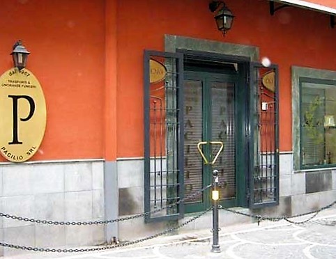 Nella bara al posto del morto c’erano pistole e proiettili. Arrestato imprenditore delle pompe funebri di Acerra