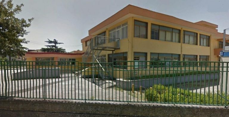 Alunno di 6 anni rasato in classe, il dirigente scolastico: “E’ stata una bravata: non è bullismo”