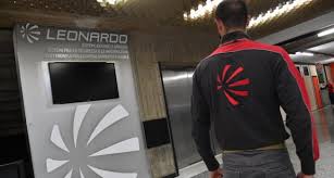 Tensioni nella fabbrica Leonardo di Pomigliano: operaio frattura con una testata il naso di un collega e viene licenziato