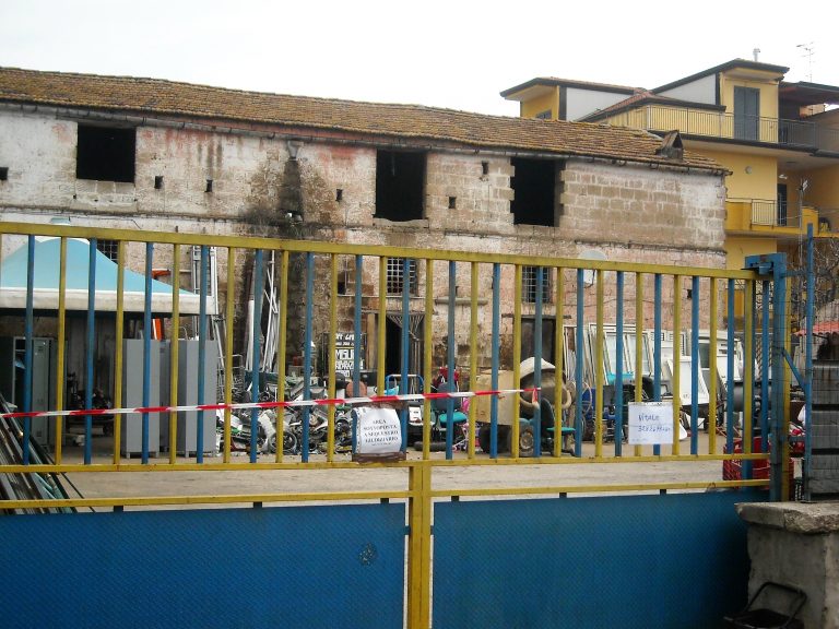 Rifiuti pericolosi stoccati dietro al municipio: sequestrata la discarica. E’ del genero di un maresciallo dei vigili urbani