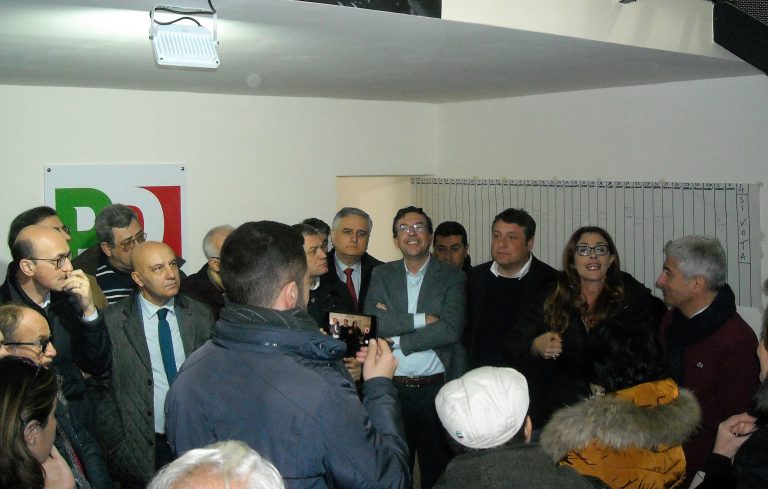 Pomigliano, consigliere Pd ai dirigenti del partito: “Voi votate Forza Italia: siete un cancro”. La replica: “Sei da psicoanalisi”. Democrat alla resa dei conti