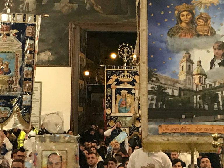 Madonna dell’Arco, oltre quattrocentomila persone tra “fujenti” e pellegrini