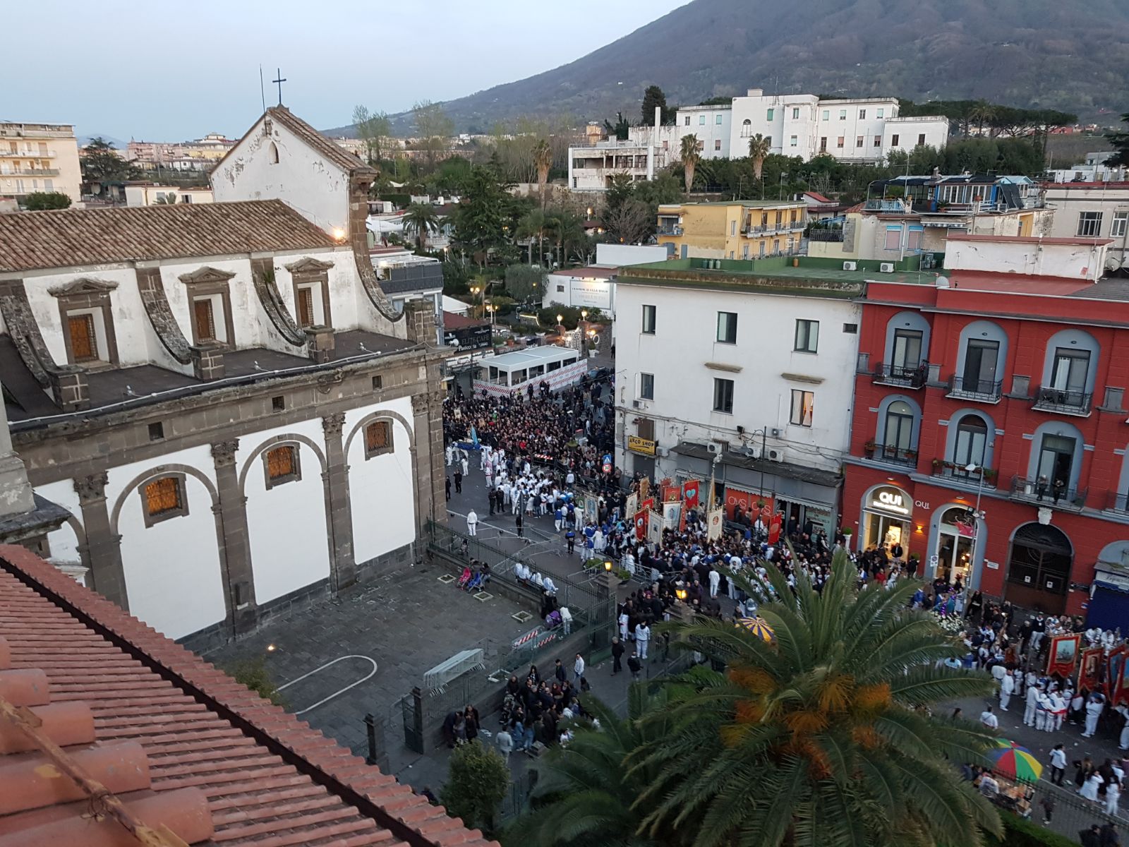 Madonna dell’Arco, un fiume in piena di fujenti: cinquecentomila presenze e streaming dal Santuario
