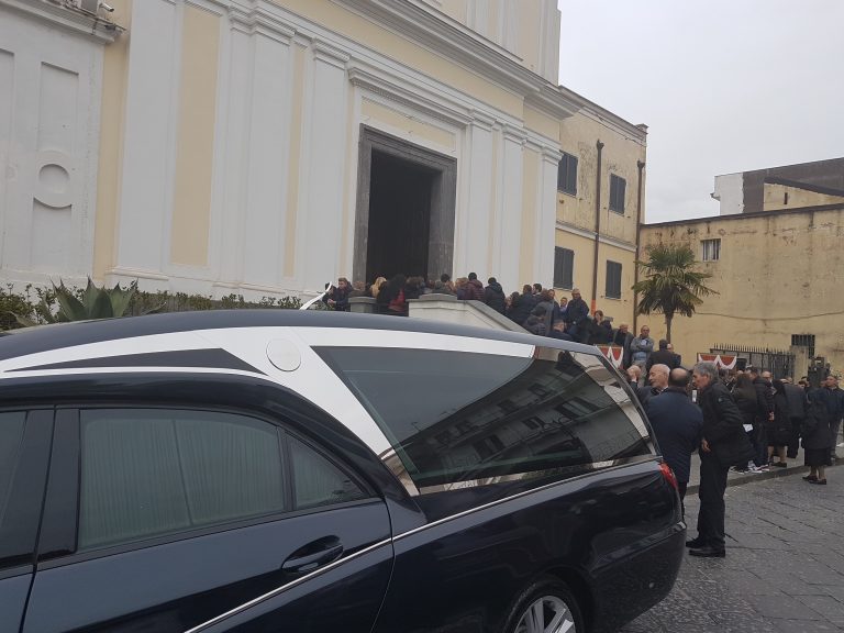 Dolore e commozione ai funerali di Luigi Cangianiello. Il parroco: “L’amore può essere crocifisso, ma non può morire”