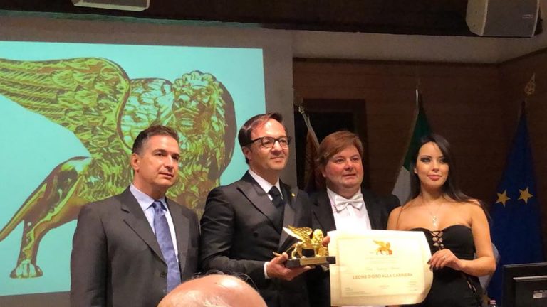All’imprenditore Vincenzo Schiavo il Leone d’Oro alla carriera, dedica il premio alle figlie