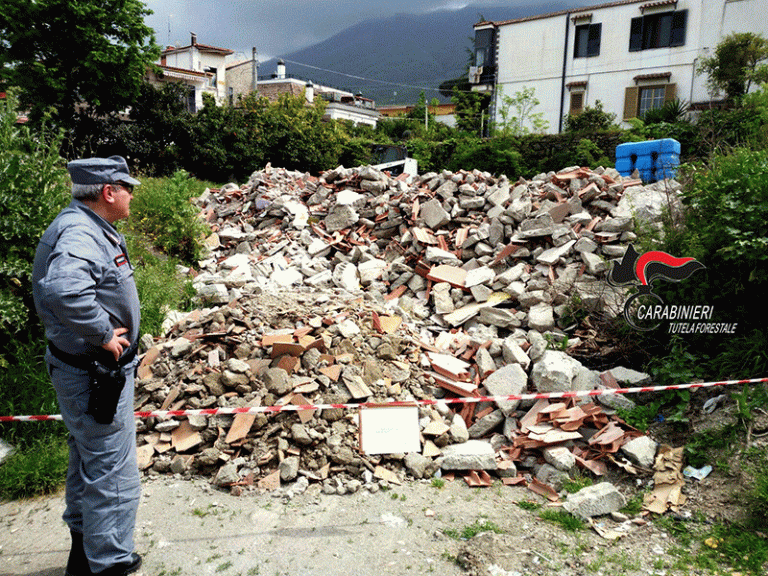 Smaltimento illecito dei rifiuti nel Parco Vesuvio, raffica di sequestri e di denunce
