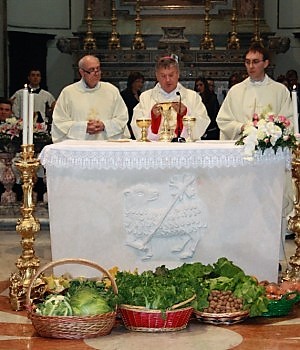 Il vescovo Di Donna benedice i frutti della terra