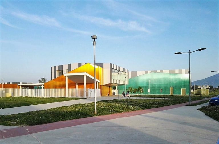 Acerra, scuola nuova di zecca ma pericolosa come un forno: la direttrice la fa chiudere