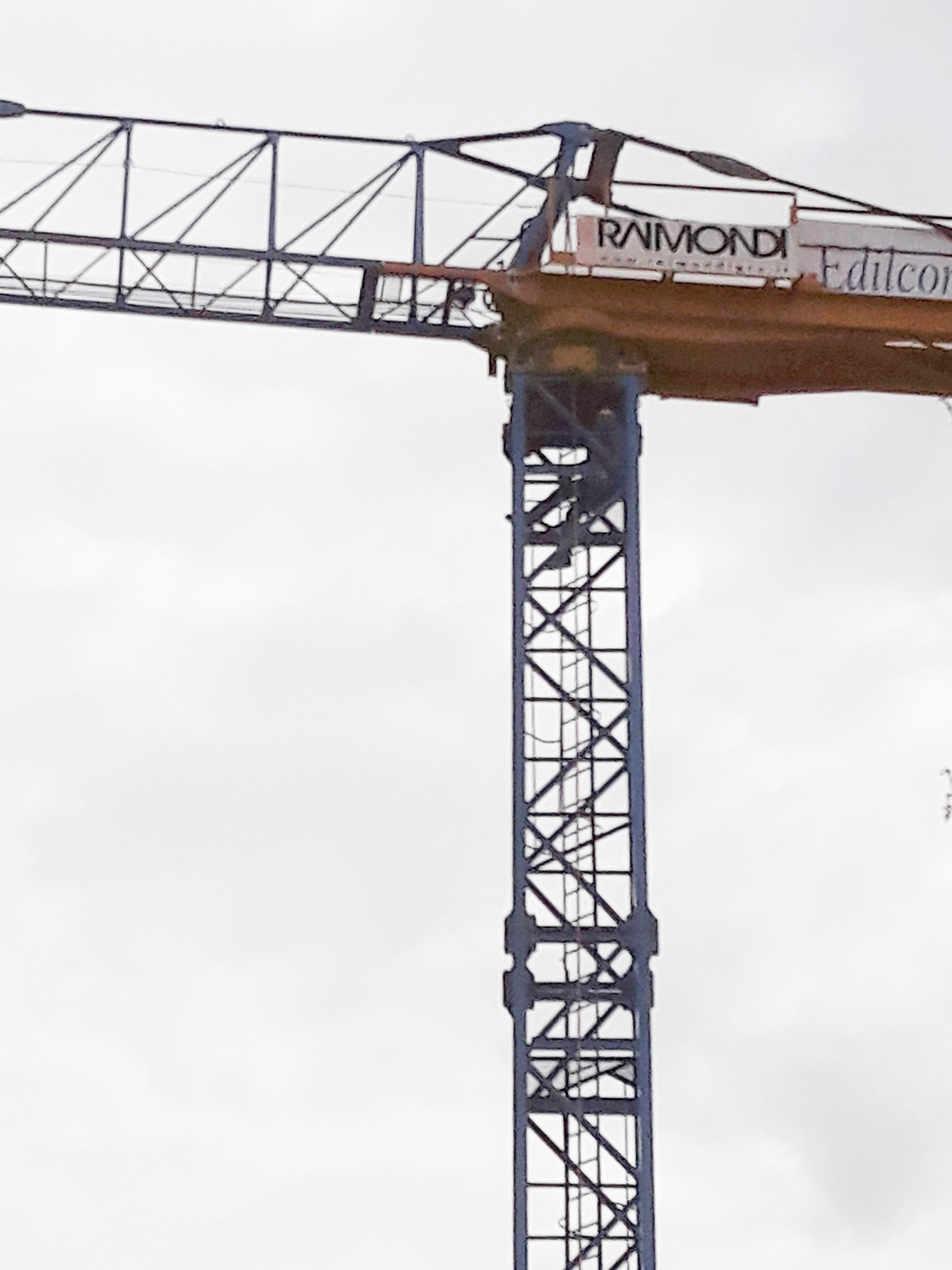 Disoccupati in rivolta ad Acerra: bloccato il cantiere di una scuola chiusa da anni. Dati sul lavoro da brivido