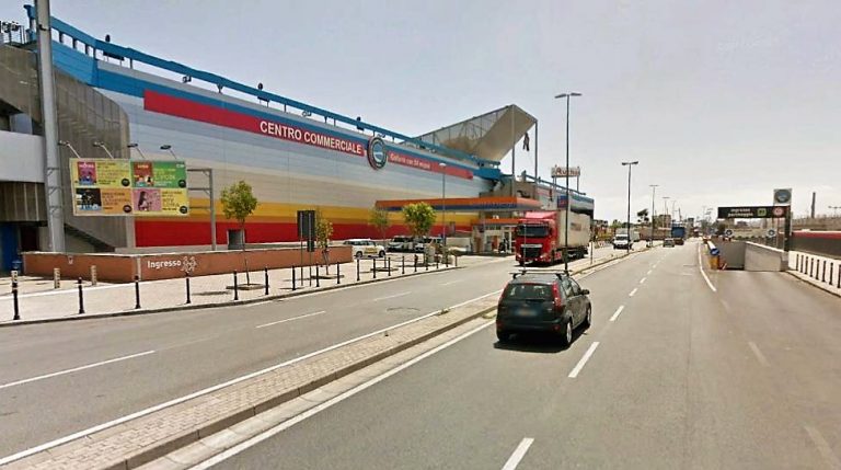 Cessione Auchan di via Argine, i francesi: “Resteranno i diritti e l’articolo 18”. Ma il sindacato non la vede così