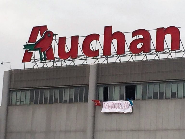 Auchan, licenziamenti e cessione Napoli: salta l’incontro. Lo striscione: “Vergogna”. L’iper resta occupato