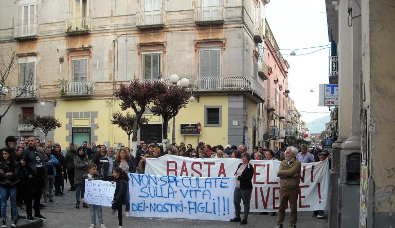 Amianto nella scuola, mamme e disoccupati in corteo ad Acerra: “Vogliamo Vivere”. Ma il Comune: “Nessun pericolo”
