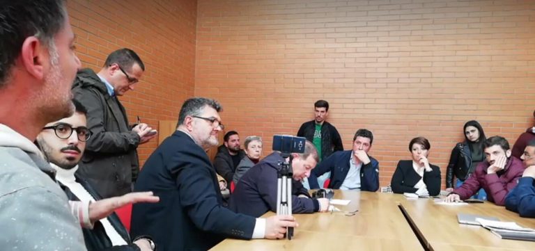 Discarica di eternit nel centro di Acerra: è psicosi da amianto. Studenti ancora in sciopero. L’assessore: “Aspettiamo le analisi”