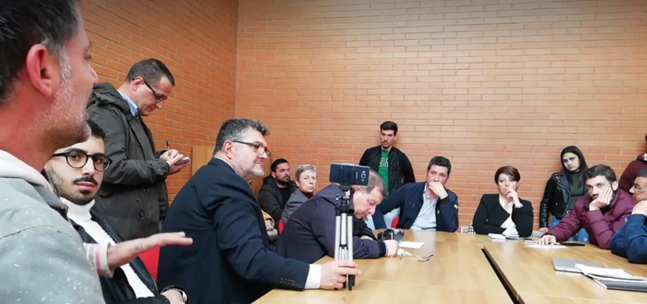 Discarica di eternit nel centro di Acerra: è psicosi da amianto. Studenti ancora in sciopero. L’assessore: “Aspettiamo le analisi”