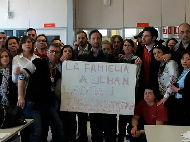 lavoratori in occupazione all'Auchan di Napoli