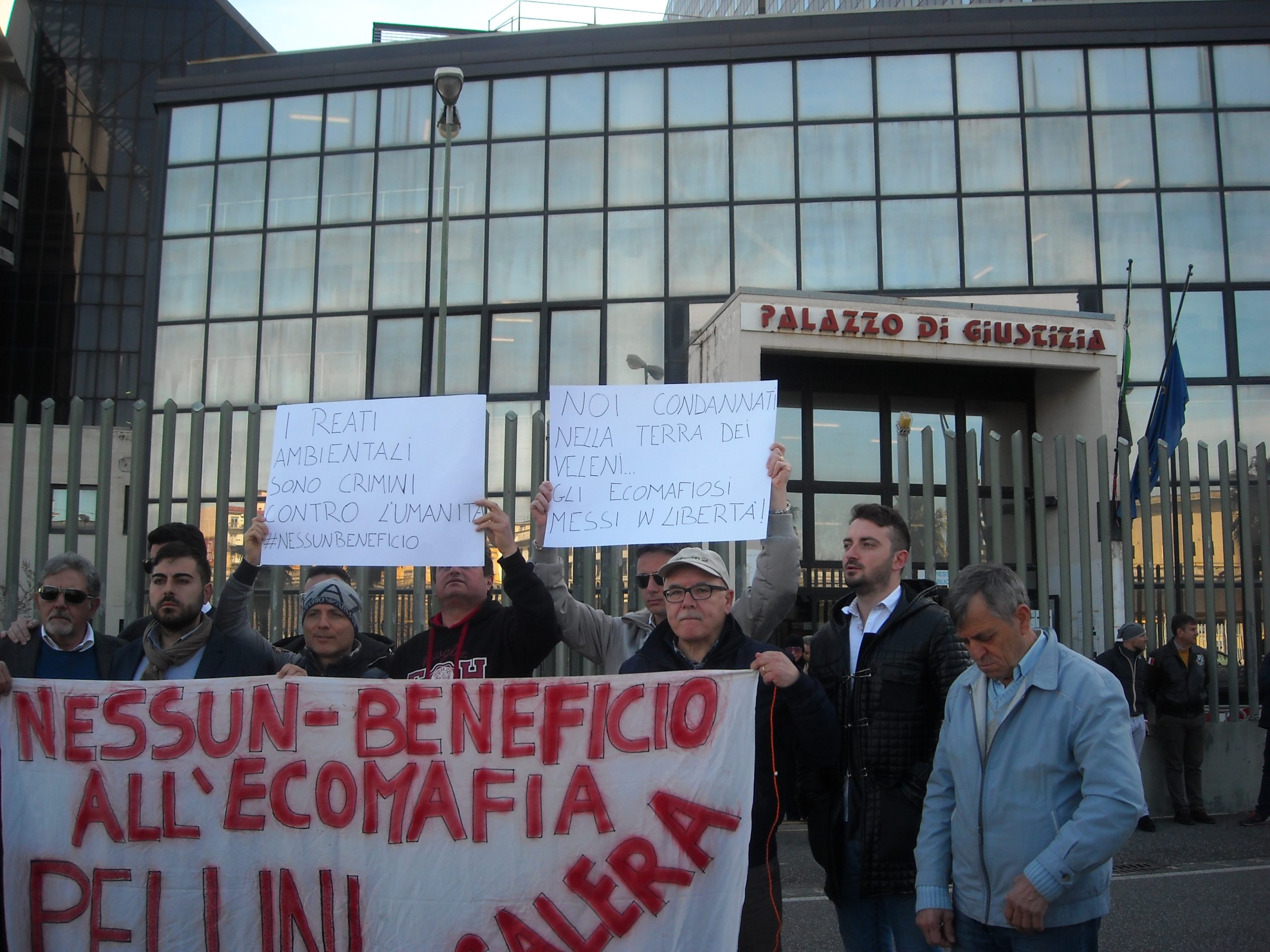 manifestazione al tribunale per il ritorno in carcere dei Pellini