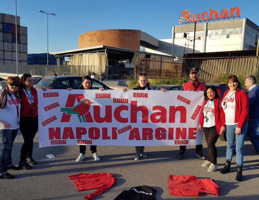 Auchan via dalla Campania: sit in e blocchi in 4 ipermercati. La cessione di Argine slitta di un mese. E il 12 confronto alla Regione