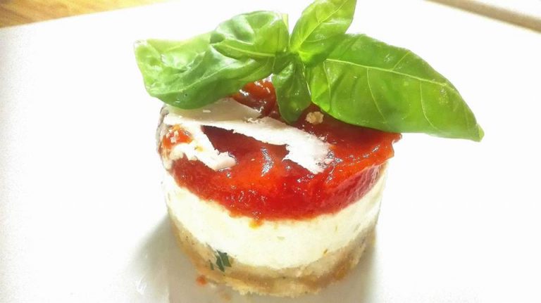 Cheesecake salata con topping al San Marzano e basilico