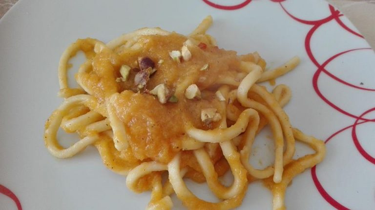 Pasta con crema di zucca e pistacchi