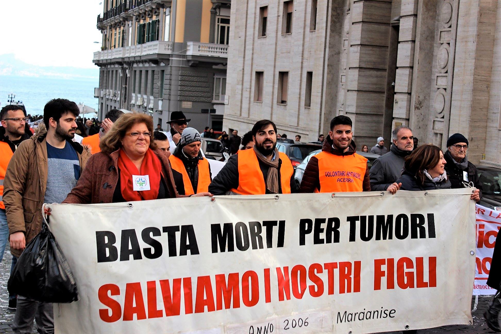 al centro, con la barba e la pettorina arancione, Alessandro Cannavacciuolo