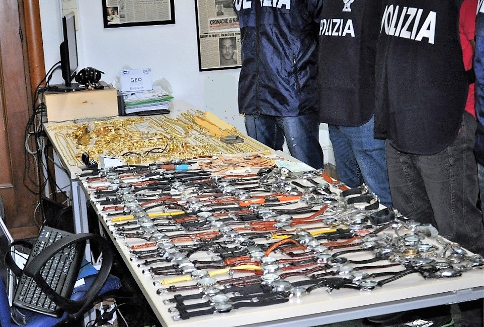 Mamma di 96 anni e figlia di 74: picchiate e rapinate in casa. Criminali in fuga con un tesoro milionario. Arrestati ad Acerra