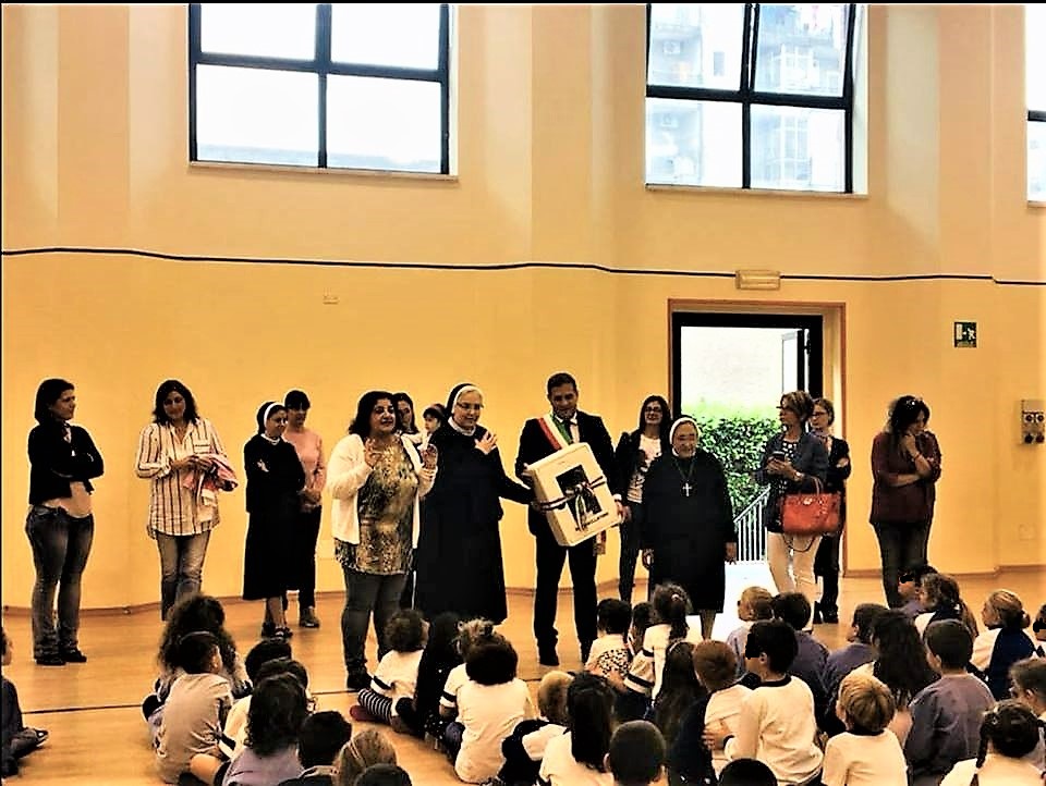il sindaco Pelliccia con le suore e i bambini del Sacro Cuore