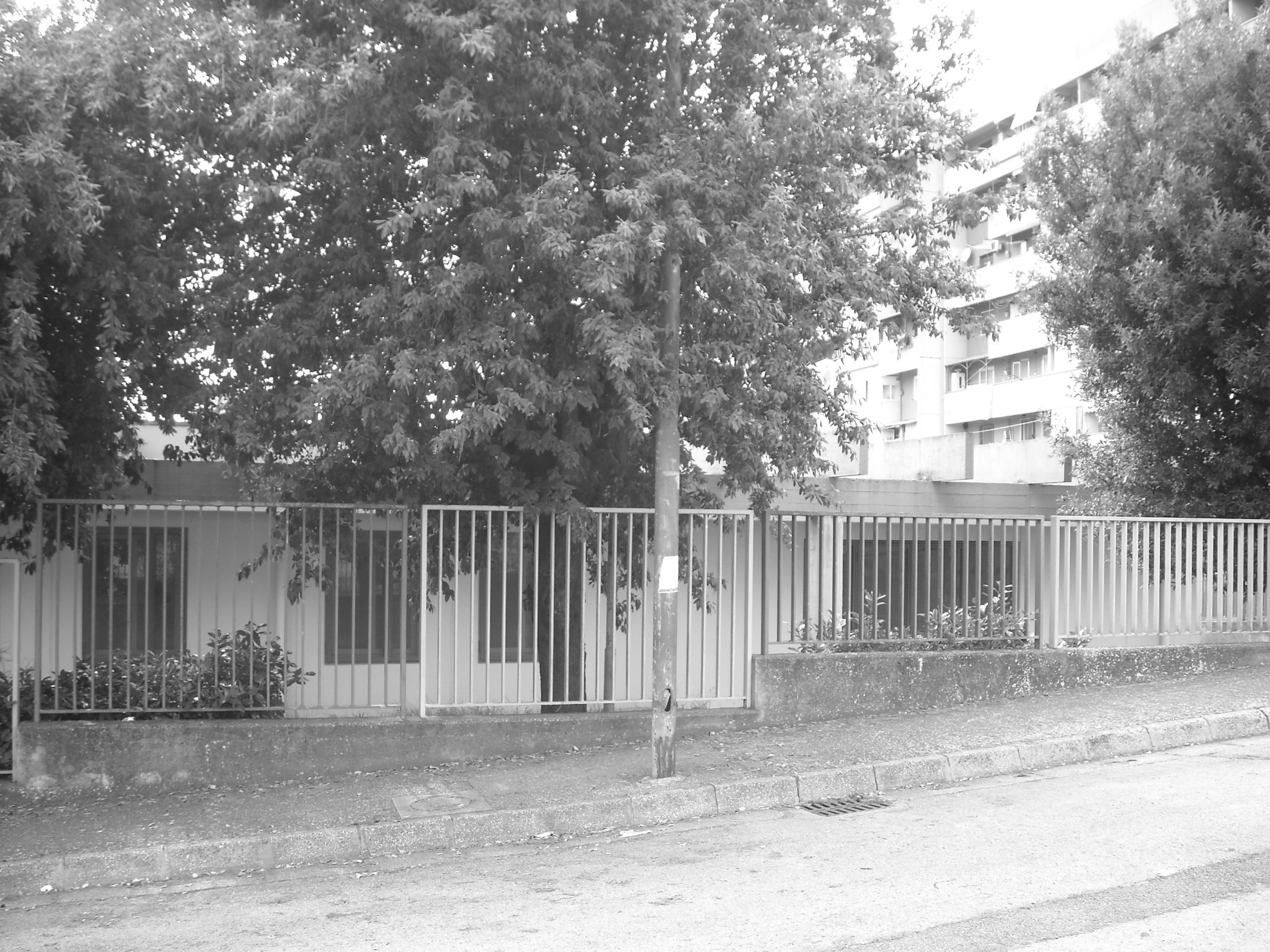 la scuola materna di Castello di Cisterna, alle spalle la 219