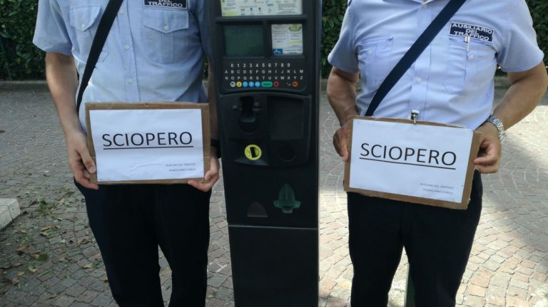 “Salari troppo magri”: la ribellione degli ausiliari del traffico. Ieri strisce blu gratuite a Pomigliano