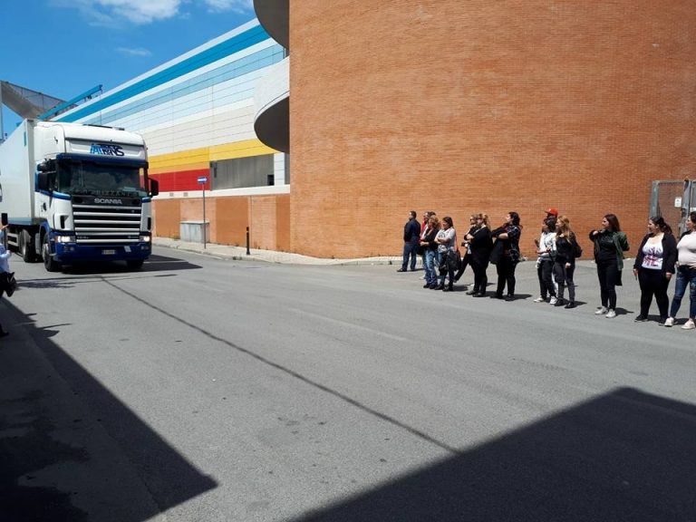 Auchan Argine, è scontro: la polizia sgombera i varchi occupati dai lavoratori