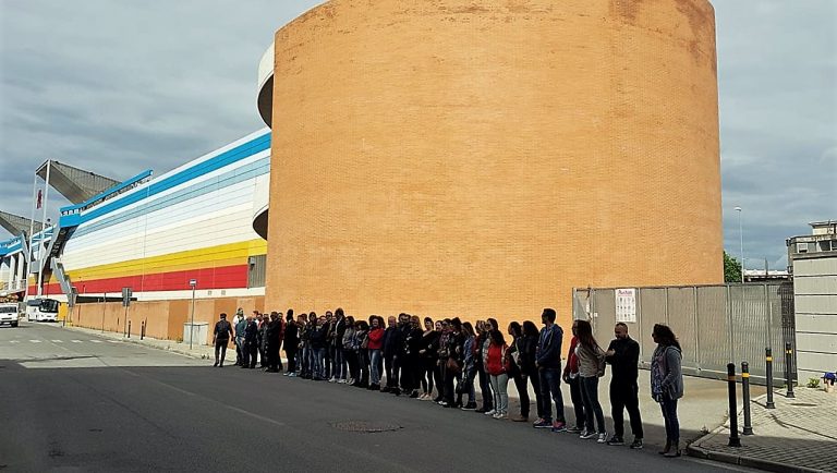 Auchan di Napoli Argine, tensione alle stelle: lavoratori in picchetto davanti all’impianto. Sul posto la polizia