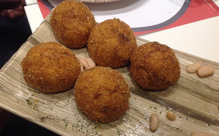 Acerra, il maestro Di Fiore crea l’arancino dedicato a Pulcinella