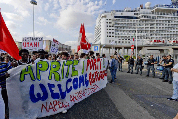 Migranti, corteo al molo Beverello contro la Lega e il M5S