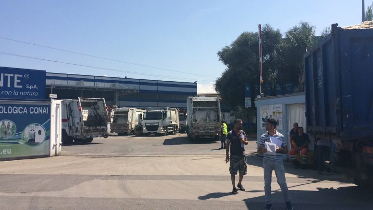 Rifiuti, a San Vitaliano presidio degli operai licenziati da Ambiente Spa
