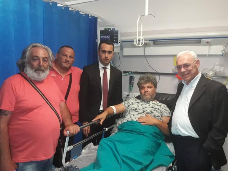 La Cassazione: “giusto licenziare gli operai anti Marchionne”. E Mimmo si cosparge di benzina sotto casa del ministro. Di Maio va da lui in ospedale
