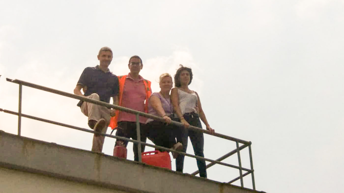 Tiziana, seconda da destra, sul tetto della fabbrica con i colleghi durante le proteste dei giorni scorsi