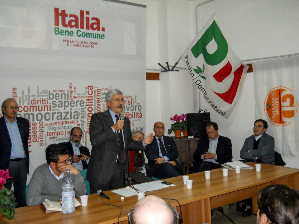 novembre 2012, massimo d'alema incontra i lavoratori della fiat nella casa del popolo di pomigliano