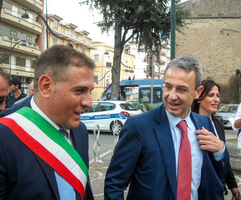 Casalnuovo, primo parco pubblico nella città del cemento: indaga la Procura. Carabinieri in municipio. Il sindaco: “Esposti diffamanti”