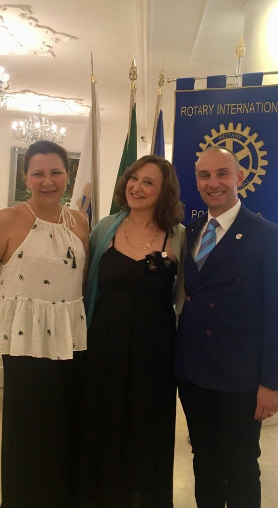 Primo passaggio del collare del  Rotary Club Poggiomarino “Vesuvio Est”, da Marilú Ferrara a Nino Pardo