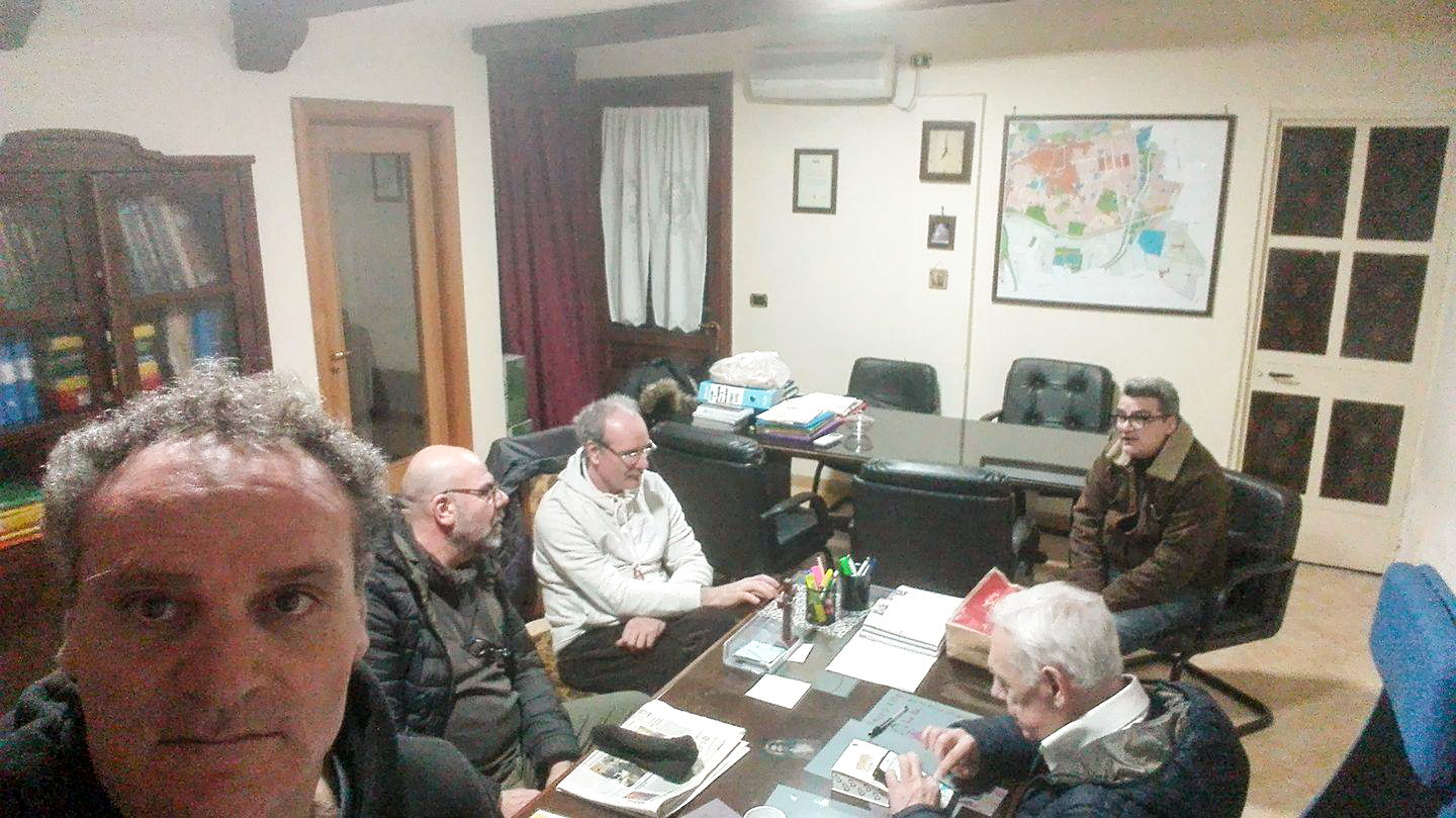 don Peppino al lavoro con i volontari di Legami di Solidarietà