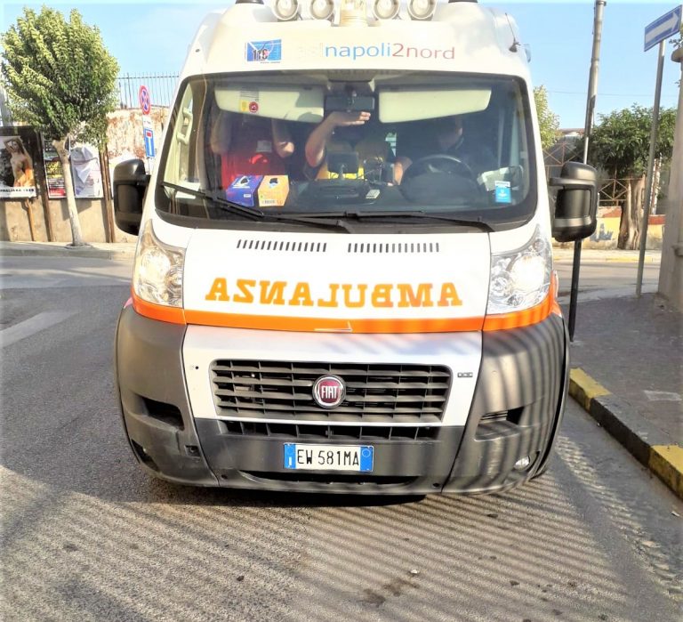 Malore al volante, muore dopo schianto contro negozio