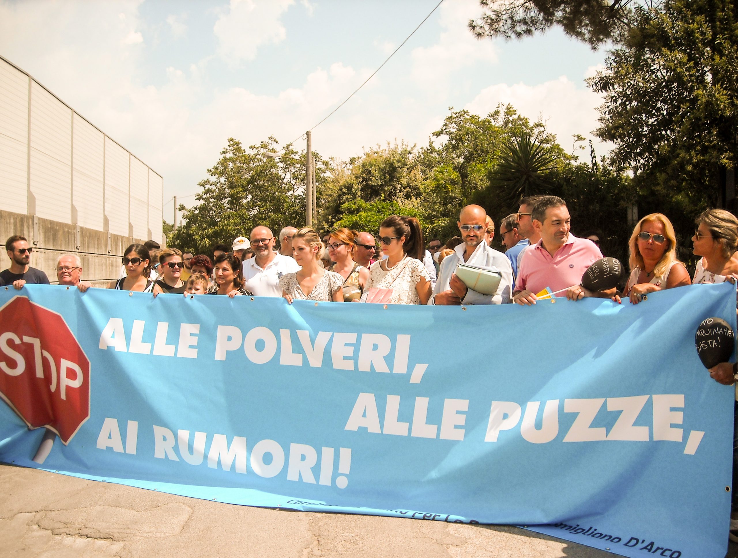 Cementificio Perrotta, picchetto di mamme e bambini: “Ci sta ammazzando: chiudetelo”. La replica: “Bufalate”