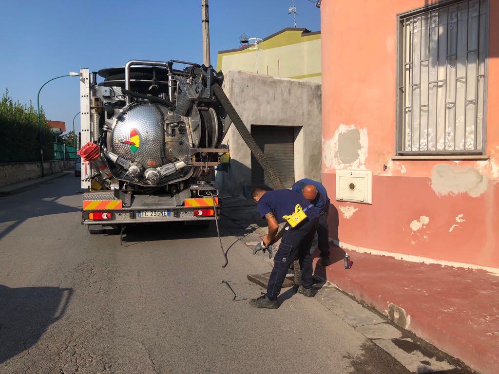 Mariglianella, intervento di pulizia delle caditoie rete forgnaria comunale
