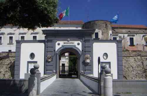 Acerra, vicinanza del Sindaco Lettieri ai commercianti che hanno denunciato alcuni estorsori e sono stati presi di mira da azioni intimidatorie
