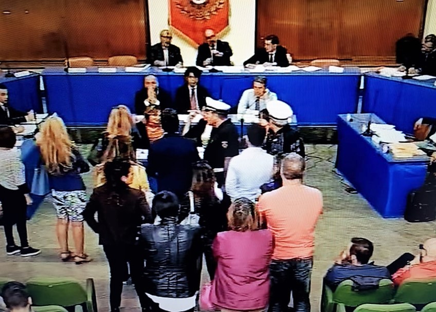 Targhe alterne a Pomigliano: commercianti e cittadini bloccano il consiglio comunale