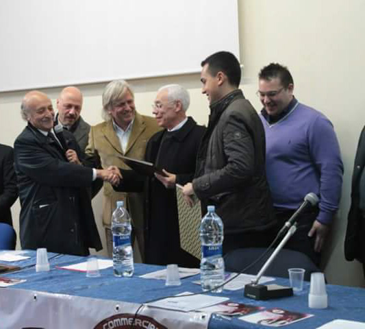 Ciro Esposito, con la giacca chiara, premia Russo e Di Maio