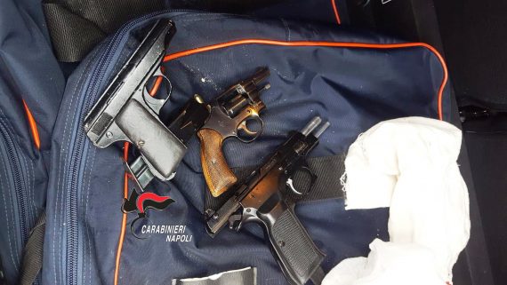 Brusciano, blitz nel complesso di edilizia popolare “Legge 219”. Carabinieri trovano armi e munizioni